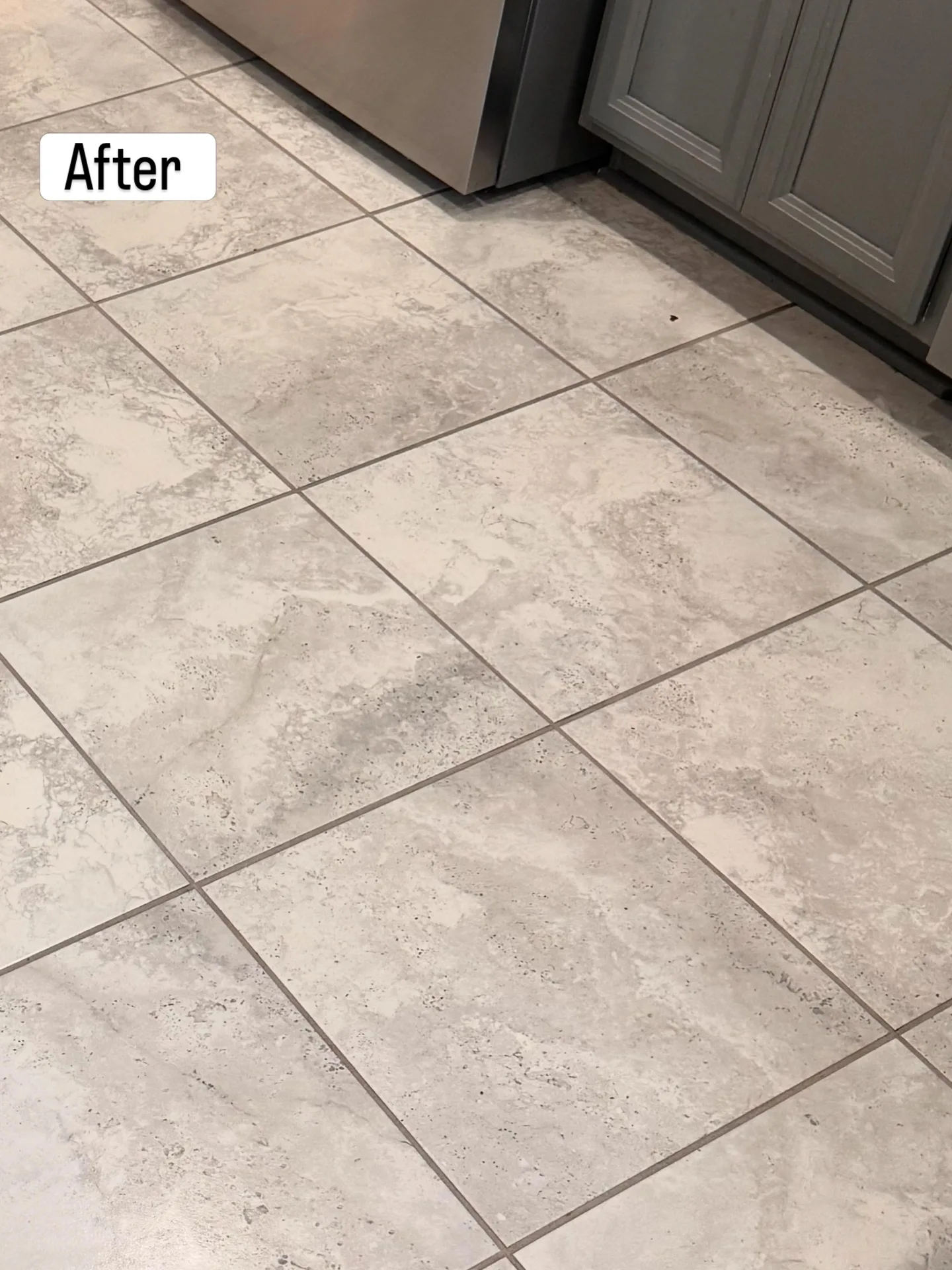 Tiled floor with contrasting grout lines after professional tile & grout by Everglades Cleaning Solution